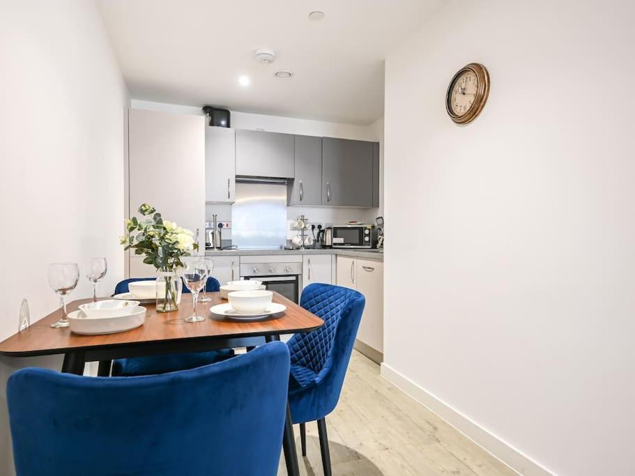 Stylish & Spacious Salford Quays One Bedroom High Floor Apartment With Balcony Manchester Exterior foto